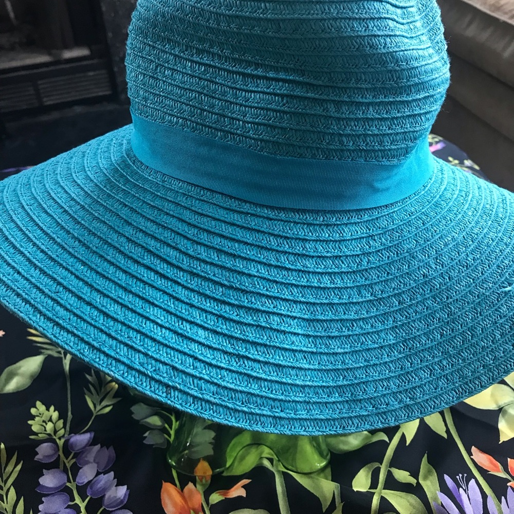 Beach hats - Picture 2 of 5